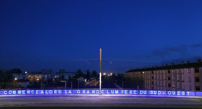 Oeuvre de pascal convert sur le pont de la gare de Begles